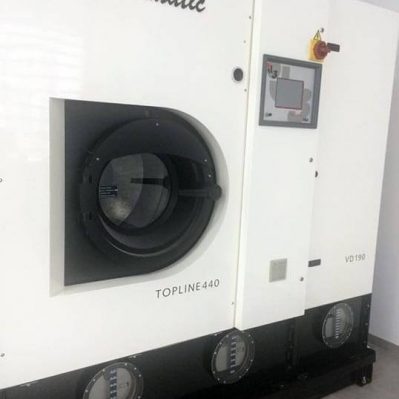 Textilreinigungsmaschine TOPLINE 440 und Lösemittel Sensene™